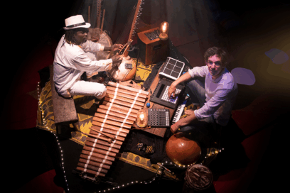 Spectacle "une journée à Takaledougou". 2 musiciens sur scène avec de nombreux instruments de musique, dont certains sont des instruments issus de la culture africaine. - Agrandir l'image, fenêtre modale