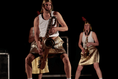 Photo du spectacle Zik Zap : des musiciens sur scène habillés comme les gladiateurs de l'époque romaine. - Agrandir l'image, fenêtre modale