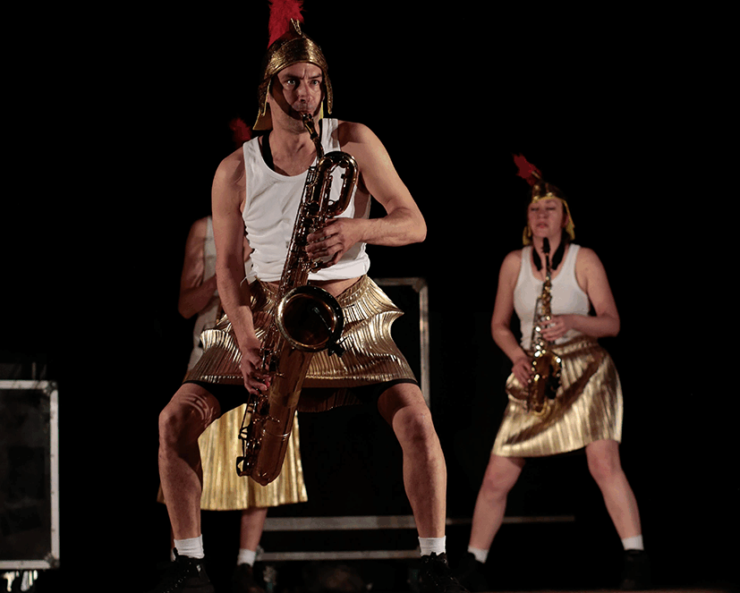 Photo du spectacle Zik Zap : des musiciens sur scène habillés comme les gladiateurs de l'époque romaine.