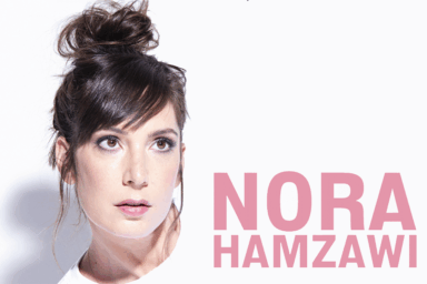 Nora Hamzawi, humoriste française : femme brune les cheveux attachés en chignon.