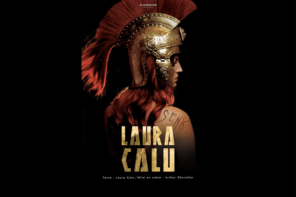Affiche du spectacle de Laura Calu. Une femme prise de profil. Elle porte un casque romain dont ses longs cheveux roux dépassent. le fond de l'image est noir.