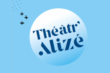 logo de la manifestation théâtr'alize organisé à Guipavas. Fond bleu. cercle bleu clair sur lequel est inscrit le nom de l'évènement en bleu marine.