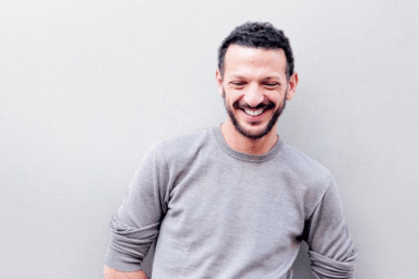 Vincent Dedienne, humoriste. Homme cheveux brun, barbe courte, qui sourit