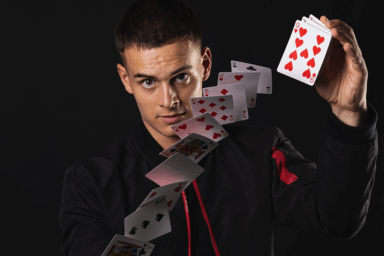 magicien qui joue avec des cartes