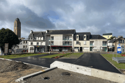 Place St-Herbot à Guipavas. La place est en travaux. L'enrobé a été fait mais il reste quelques matériaux de chantier. - Agrandir l'image, fenêtre modale