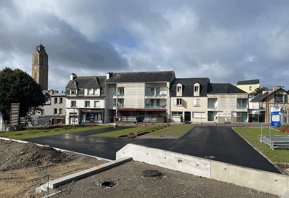 Place St-Herbot à Guipavas. La place est en travaux. L'enrobée a été faite mais il reste quelques matériaux de chantier.