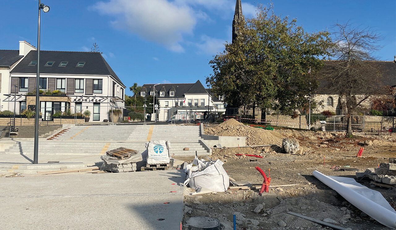 vue de la mairie avec au premier plan des travaux et des matériaux. Le chantier est en cours.