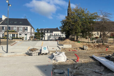 vue de la mairie avec au premier plan des travaux et des matériaux. Le chantier est en cours.