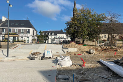 vue de la mairie avec au premier plan des travaux et des matériaux. Le chantier est en cours. - Agrandir l'image, fenêtre modale