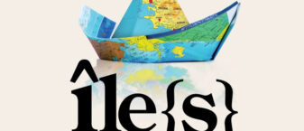 carte du monde pliée en bateau en papier : visuel de l'exposition île(s) de l'Abbaye de Daoulas