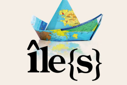 carte du monde pliée en bateau en papier : visuel de l'exposition île(s) de l'Abbaye de Daoulas - Agrandir l'image, fenêtre modale