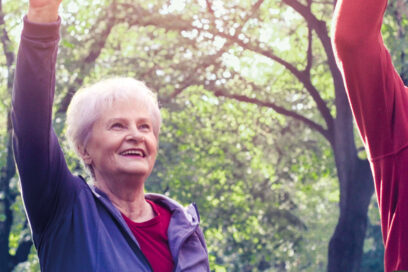 Personne souriante de plus de 60 ans faisant de la gymnastique pour s'entretenir - Agrandir l'image, fenêtre modale