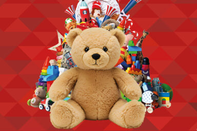 Ours en peluche devant un tas de jouets pour enfant