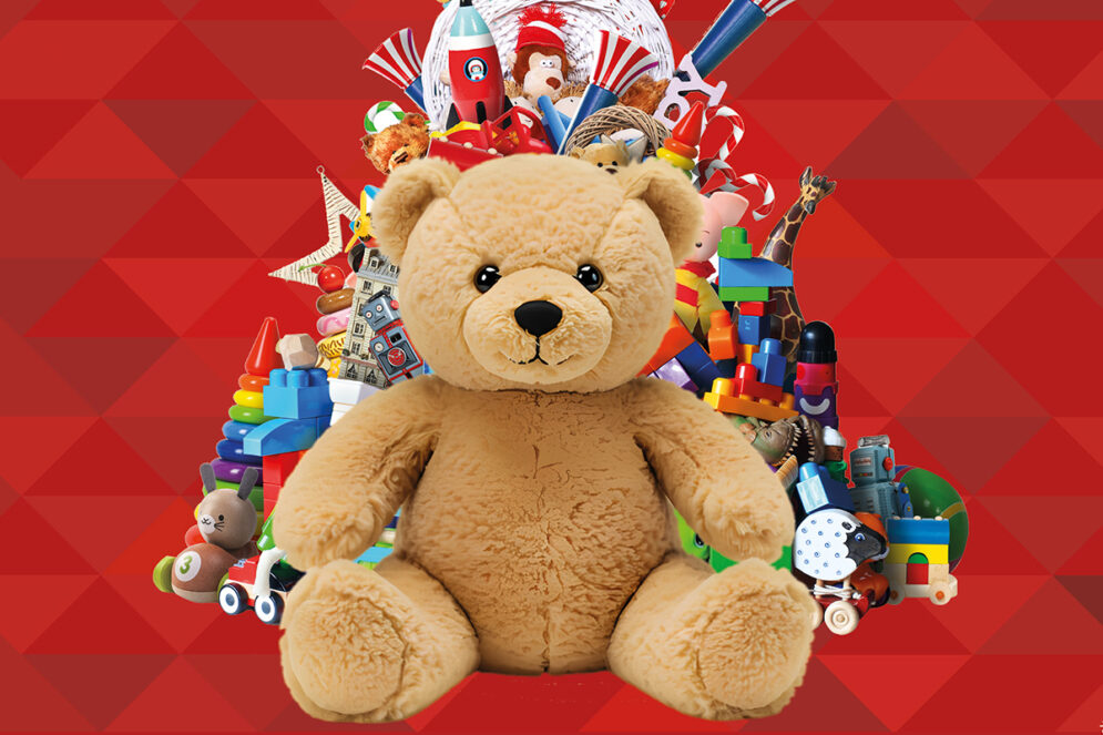 Ours en peluche devant un tas de jouets pour enfant