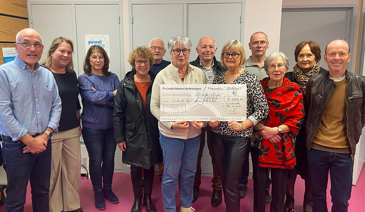 Des membres du CCAS, de l'association Horizons et des élus guipavasiens lors de la réception du chèque de 5 000€