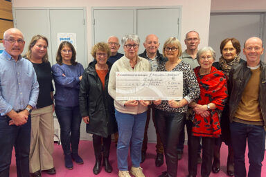 Des membres du CCAS, de l'association Horizons et des élus guipavasiens lors de la réception du chèque de 5 000€