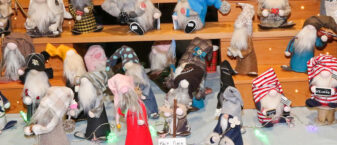 Présentoir de lutins en tissu confectionnés à la main