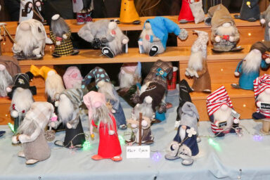 Présentoir de lutins en tissu confectionnés à la main