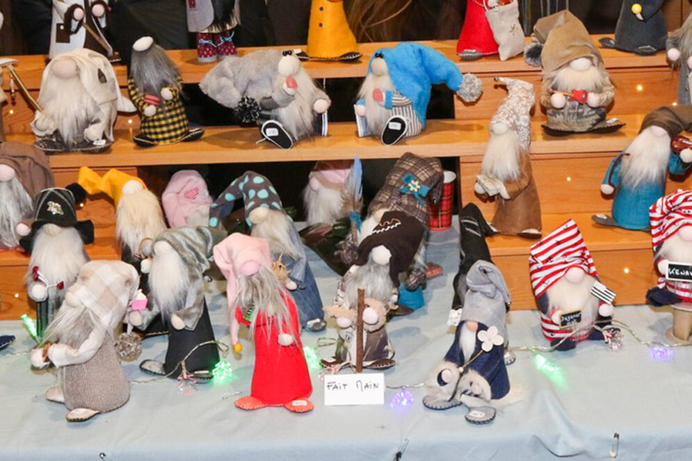 Présentoir de lutins en tissu confectionnés à la main