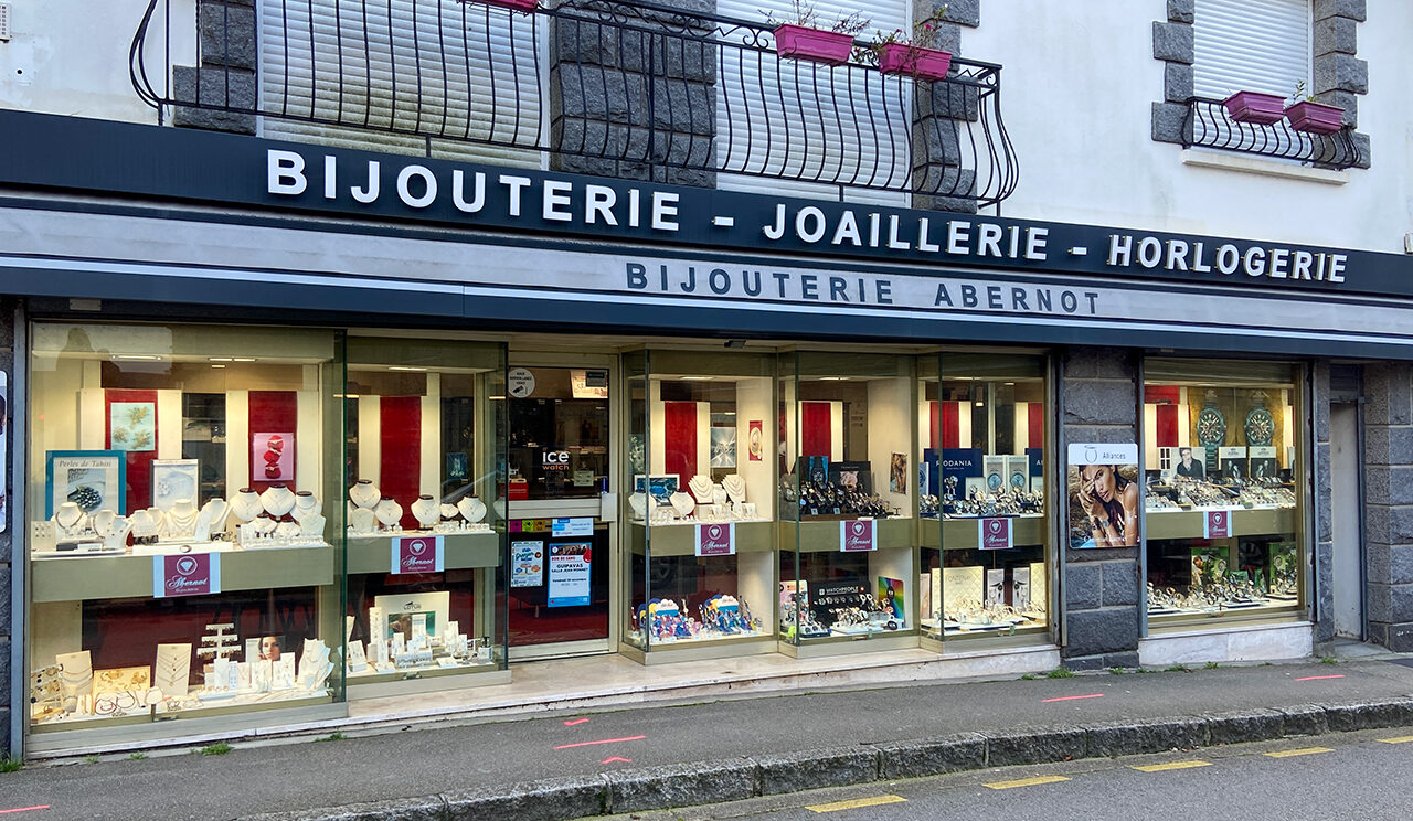 Porte d'entrée et devanture de la bijouterie Abernot à Guipavas