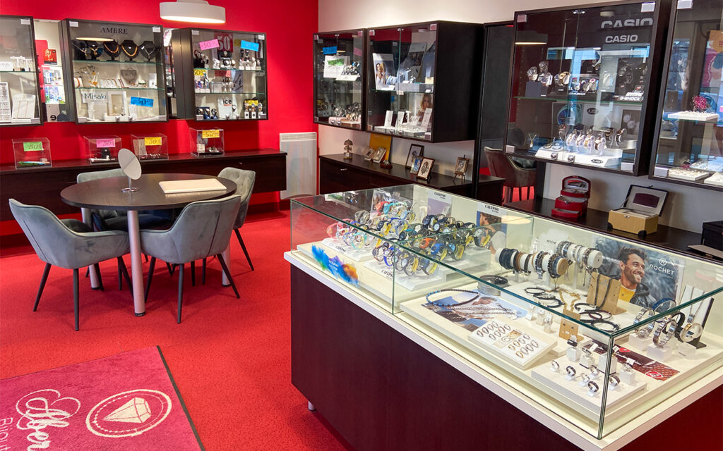 Intérieur de la bijouterie Abernot où l'on voit des présentoirs de montres, bijoux et alliances - Agrandir l'image, fenêtre modale