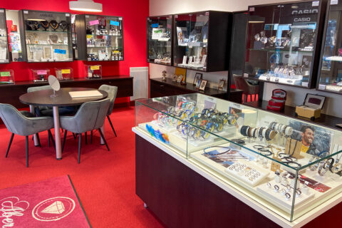 Intérieur de la bijouterie Abernot où l'on voit des présentoirs de montres, bijoux et alliances