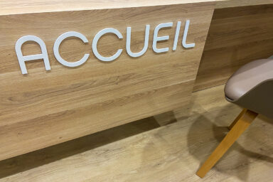 Détail du comptoir d'accueil de la mairie