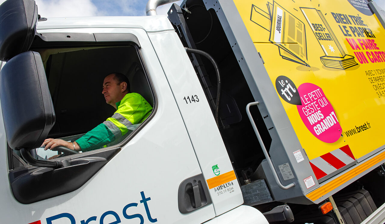 Camion de collecte des bacs de tri sélectif de Brest métropole