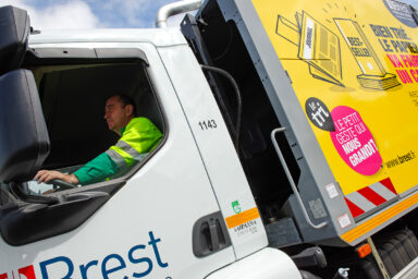 Camion de collecte des bacs de tri sélectif de Brest métropole