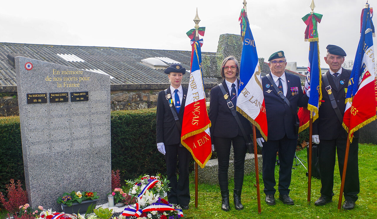 4 porte-drapeaux posent à côté de la stèle sur laquelle est inscrit "en mémoire de nos morts pour la France". 3 plaques avec 3 noms y sont accrochées : Yves Marchadour, René Marie Le Roux et François Abiven morts en 1944