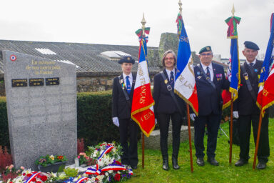 4 porte-drapeaux posent à côté de la stèle sur laquelle est inscrit "en mémoire de nos morts pour la France". 3 plaques avec 3 noms y sont accrochées : Yves Marchadour, René Marie Le Roux et François Abiven morts en 1944