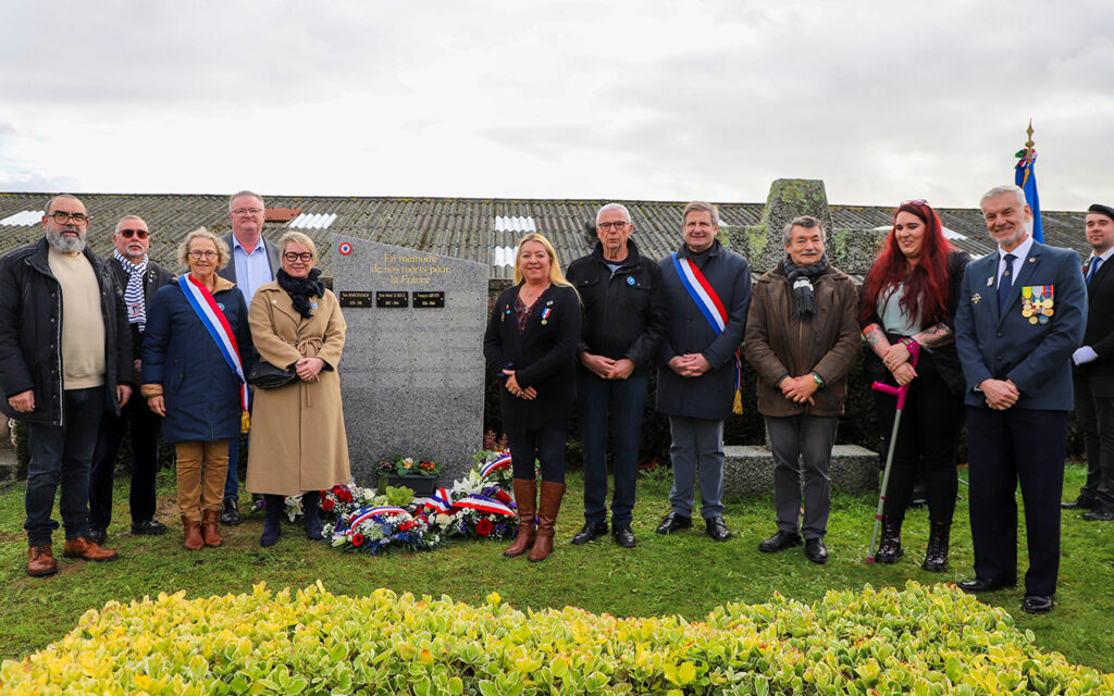 Les officiels posent, lors de l'inauguration, à côté de la stèle sur laquelle est inscrit "en mémoire de nos morts pour la France". 3 plaques avec 3 noms y sont accrochées : Yves Marchadour, René Marie Le Roux et François Abiven morts en 1944 - Agrandir l'image, fenêtre modale