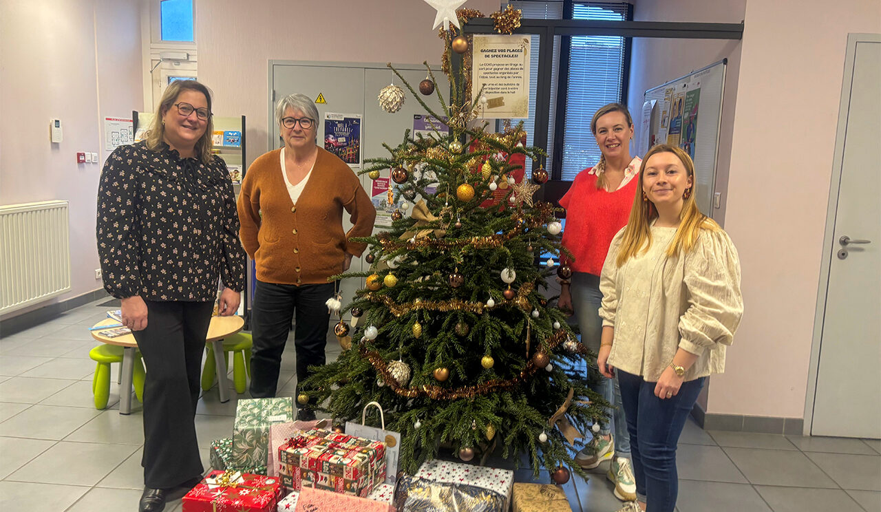Membres du CCAS, élue et de l'entreprise Oriance lors du dépôt des cadeaux solidaires au CCAs en décembre 2025