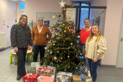 Membres du CCAS, élue et de l'entreprise Oriance lors du dépôt des cadeaux solidaires au CCAs en décembre 2025 - Agrandir l'image, fenêtre modale