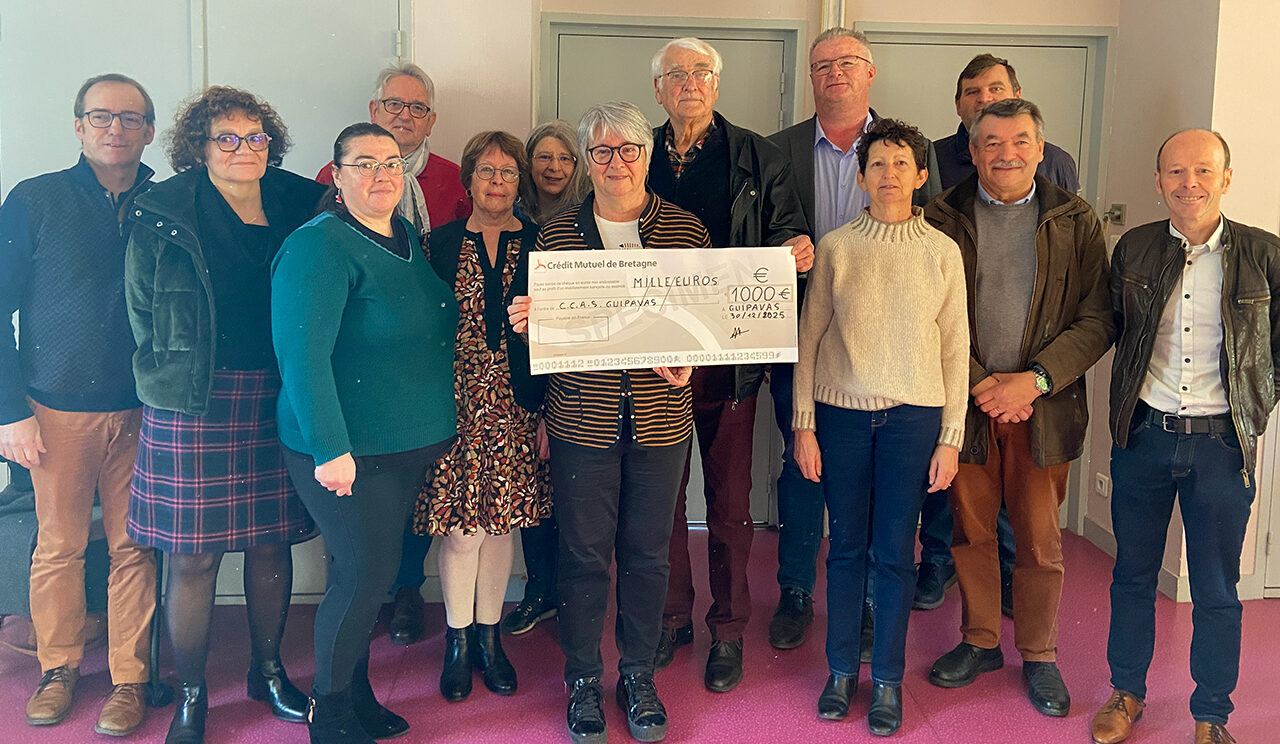 Des membres du CCAS, de l'association Guipavas danse passion et des élus guipavasiens lors de la réception du chèque de 1 000€