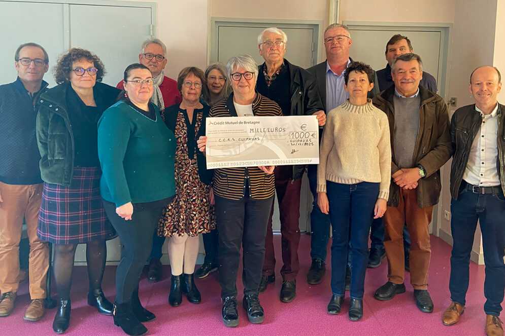 Des membres du CCAS, de l'association Guipavas danse passion et des élus guipavasiens lors de la réception du chèque de 1 000€