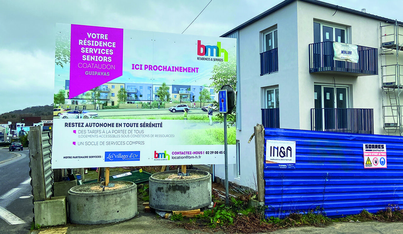 Panneau d'information près du chantier d'une nouvelle résidence services seniors par Brest metropole habitat (Bmh). Située au Froutven à Guipavas