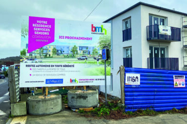 Panneau d'information près du chantier d'une nouvelle résidence services seniors par Brest metropole habitat (Bmh). Située au Froutven à Guipavas