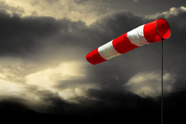 Manche à air gonflé par le vent avec un ciel gris noir menaçant, annonciateur de tempête