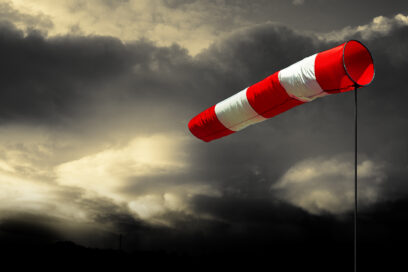 Manche à air gonflé par le vent avec un ciel gris noir menaçant, annonciateur de tempête - Agrandir l'image, fenêtre modale