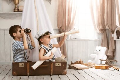 dans une chambre, des enfants dans une valise qui regardent au loin à travers des jumelles et une longue vue - Agrandir l'image, fenêtre modale