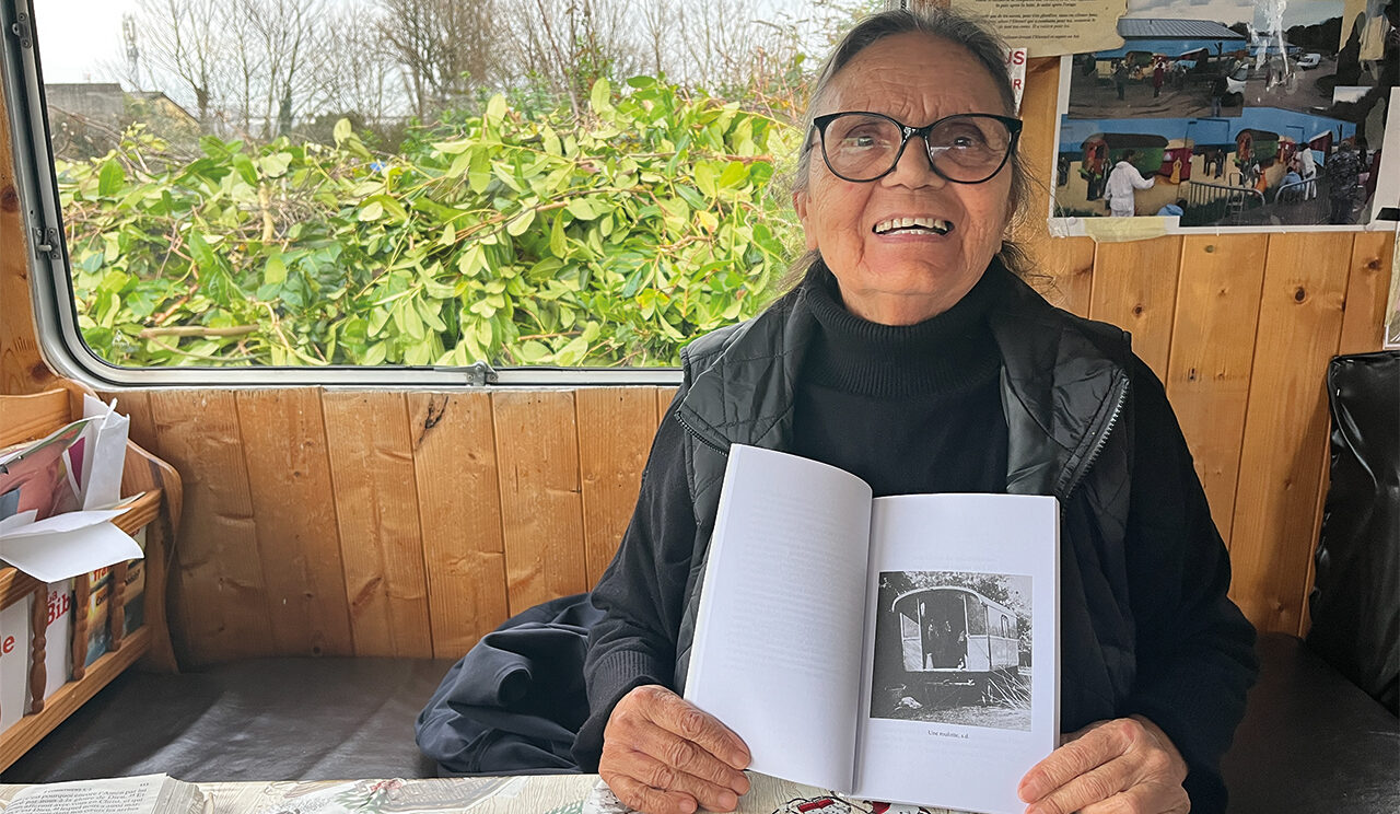 Photo de Anna Lagréné Ferret qui présente son livre "Mémoires manouches : les miettes oubliées de la Seconde Guerre mondiale"