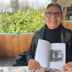 Photo de Anna Lagréné Ferret qui présente son livre "Mémoires manouches : les miettes oubliées de la Seconde Guerre mondiale"