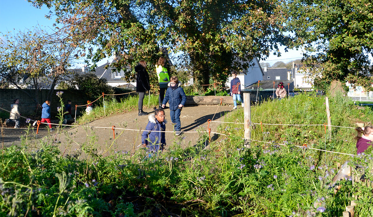 Enfants s'amusant dans la cour de la l'école Jacques Prévert suite aux aménagements dan sle cadre du programme Chifoumi