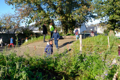 Enfants s'amusant dans la cour de la l'école Jacques Prévert suite aux aménagements dan sle cadre du programme Chifoumi - Agrandir l'image, fenêtre modale