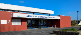 façade de la maison de quartier de coataudon à Guipavas. Façade rouge et enseigne blanche, lettres bleues marine