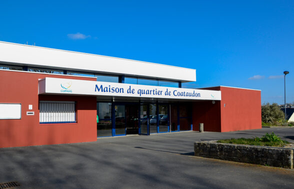 façade de la maison de quartier de coataudon à Guipavas. Façade rouge et enseigne blanche, lettres bleues marine
