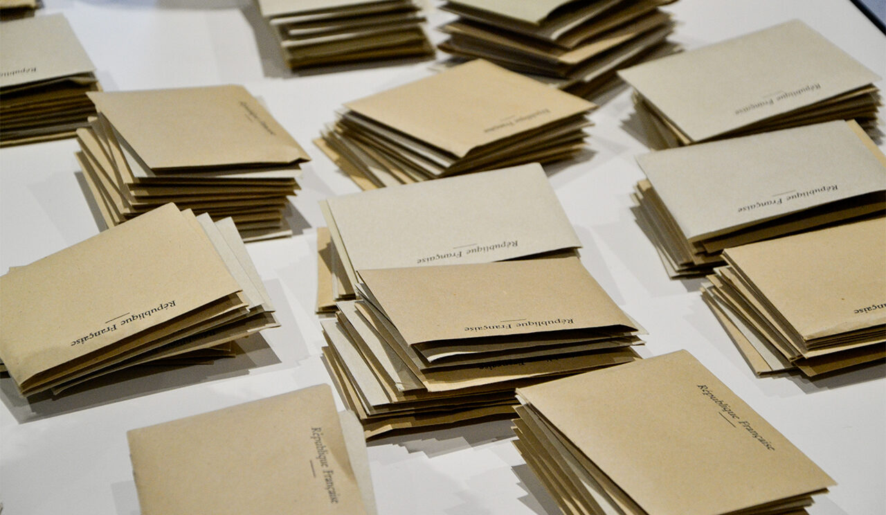 Piles d'enveloppes sur lesquelles est inscrit République Française. Symbolique du tri lors d'une élection