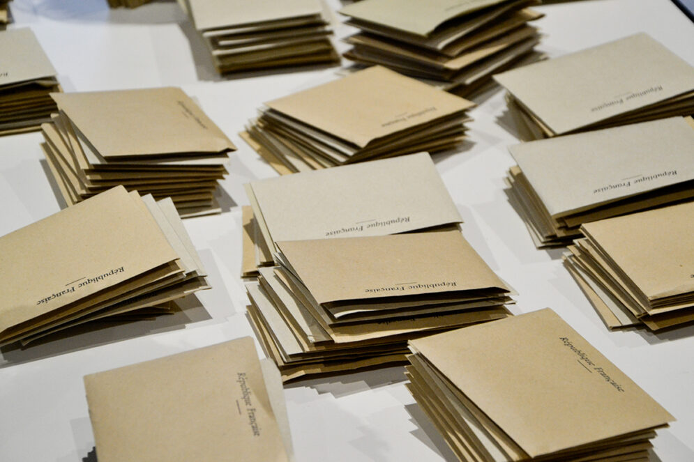 Piles d'enveloppes sur lesquelles est inscrit République Française. Symbolique du tri lors d'une élection