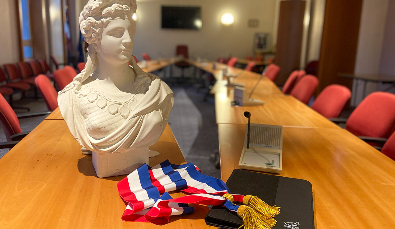 Le buste de Marianne, l'écharpe du maire et un dossier estampillé Guipavas dans la salle du conseil en mairie
